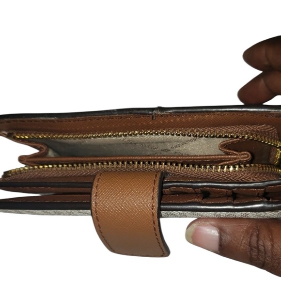 Michael Kors Beige Monogram jet set bifold Wallet with Gold Hardware No Callouts - Picture 7 of 12